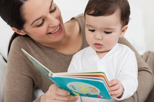 Đọc sách cho trẻ giúp phát triển trí tuệ